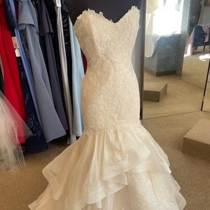 LEA ANN BELTER MERMAID DRESS LACE FITTED NWT